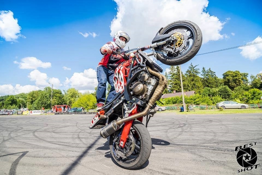 Pokazy motocyklowej akrobacji - to jedna z wielu atrakcji w ramach imprezy z okazji zakończenia sezonu motocyklowego. 