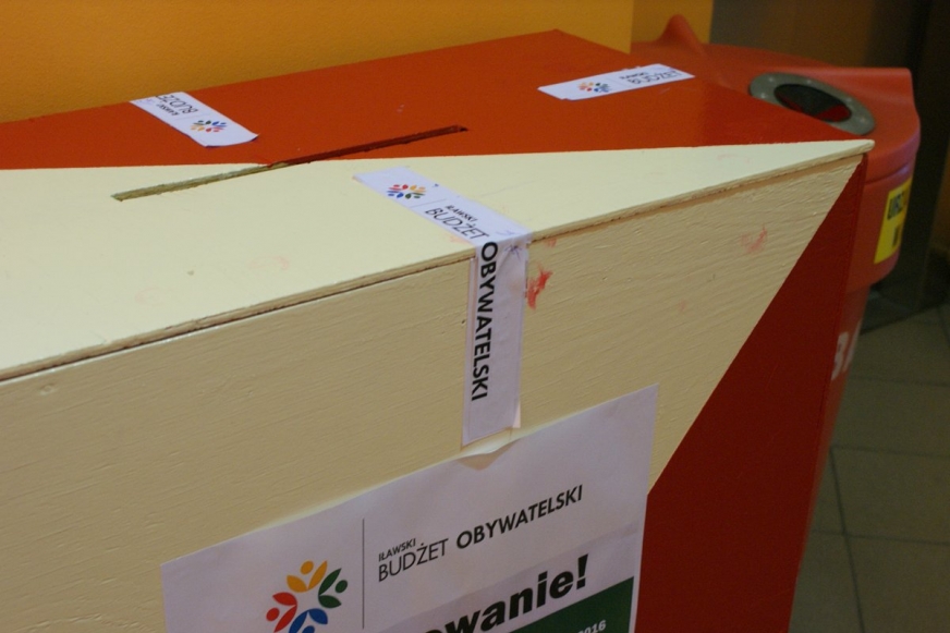 Urna wyborcza pierwszej edycji Iławskiego Budżetu Obywatelskiego. W edycji drugiej taki sposób głosowania odejdzie w niepamięć.