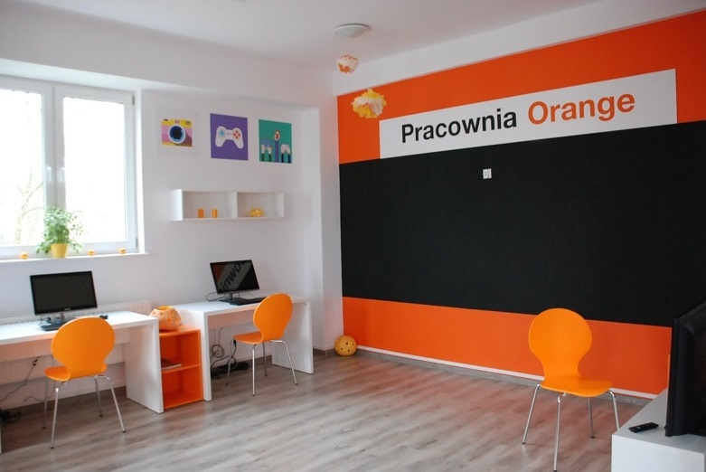 Przykładowa pracownia Orange. Podobna może powstać w Rudzienicach w gminie Iława w ramach internetowego plebiscytu organizowanego przez Fundację Orange.
