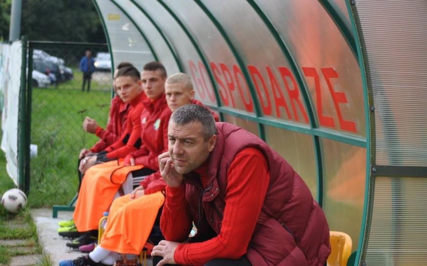 Na pierwszym planie Arkadiusz Klimek. Mecz z Widzewem Łódź to pierwsze spotkanie, podczas którego szkoleniowiec poprowadzi GKS Wikielec jako pierwszy trener.
