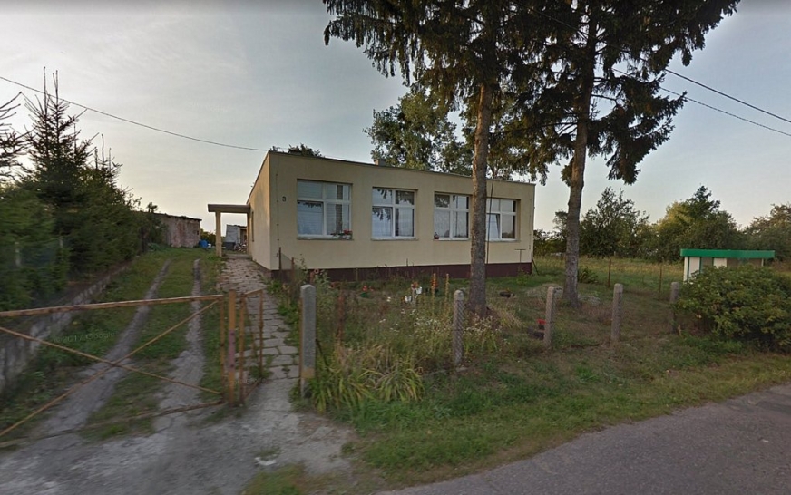 Na tej działce w Mątykach w gminie Iława powstanie w przyszłym roku nowy budynek socjalny (fot. Google Maps).