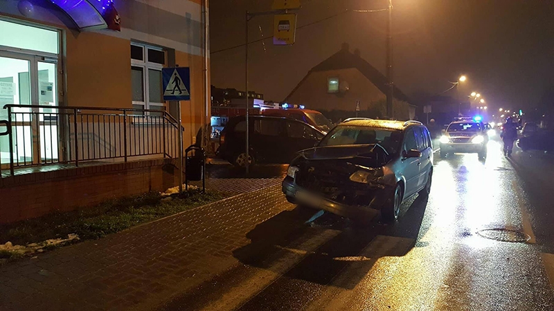Dwa rozbite auta i uszkodzona elewacja budynku Miejskiego Ośrodka Kultury - to skutki popołudniowego zderzenia dwóch aut osobowych w Lubawie.