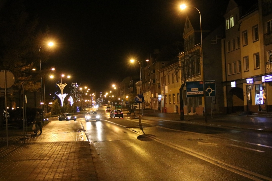 Ulice Kościuszki i Niepodległości - elementów oświetlenia na lampach nie ma, ponieważ zasady zmienił zarządca drogi, GDDKiA.