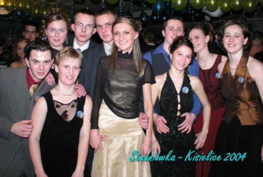 Tak bawili się maturzyści z Zespołu Szkół Rolniczych w Kisielicach w 2004 roku. Tym razem nie będzie takich sympatycznych, pamiątkowych zdjęć... (fot. archiwum szkoły).