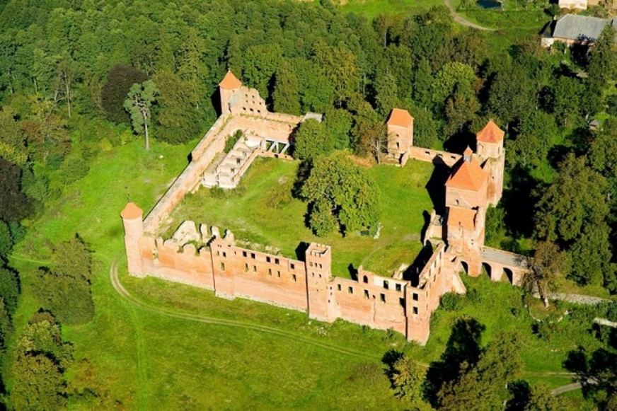 Ruiny zamku w Szymbarku z lotu ptaka.