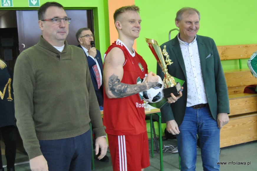 Paweł Kolcz odebrał w imieniu drużyny GKS-u Wikielec puchar za zajęcie pierwszego miejsca w tegorocznym turnieju o puchar wójta.