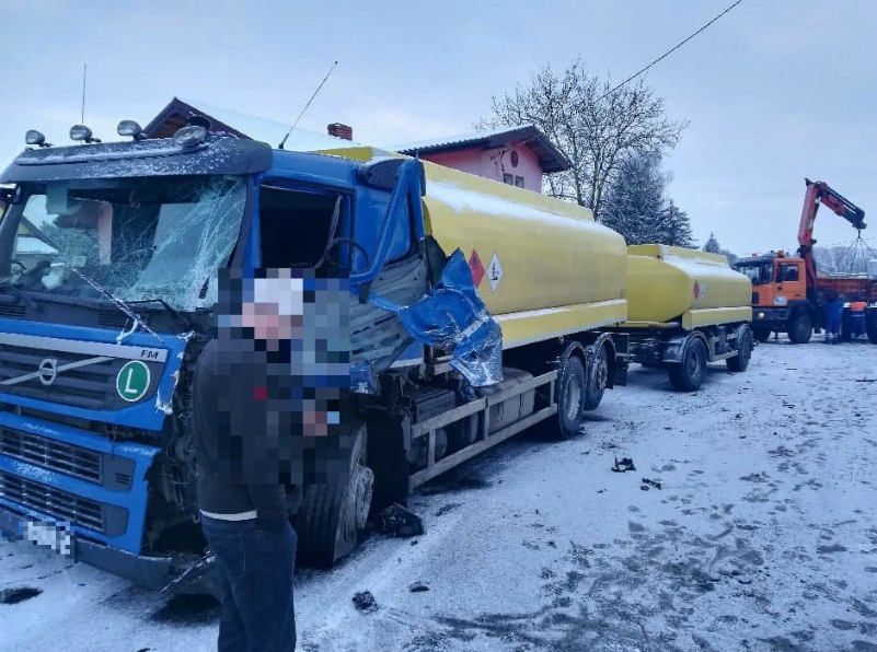 Kolizja ciężarówek na łuku ulicy Łasińskiej w Kisielicach - to już kolejne zdarzenie drogowe w tym miejscu.