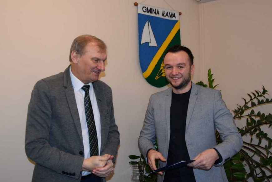 Podpisanie umowy dotyczącej przebudowy drogi gminnej w Rudzienicach w gminie Iława.