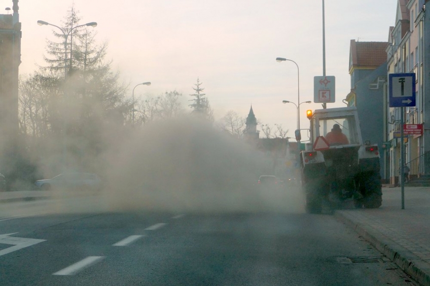 To zdjęcie wykonane wczoraj na ulicy Kościuszki w Iławie. Jak widać, prace porządkowe są już w toku. Widoczne na fotce unoszące się tumany kurzu świadczą o tym, że po zimie naprawdę jest co sprzątać.