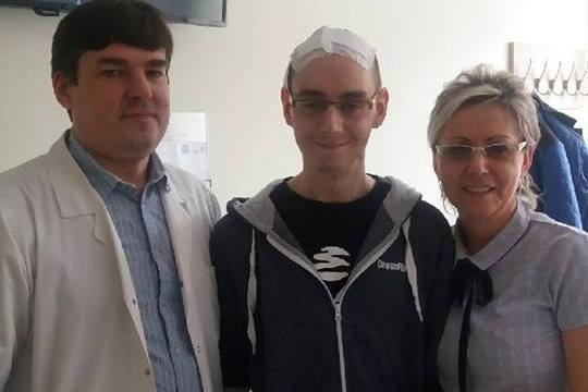 Karol Gubiec na zdjęciu z mamą Ireną i doktorem Witoldem Libionką, który przeprowadził operację.