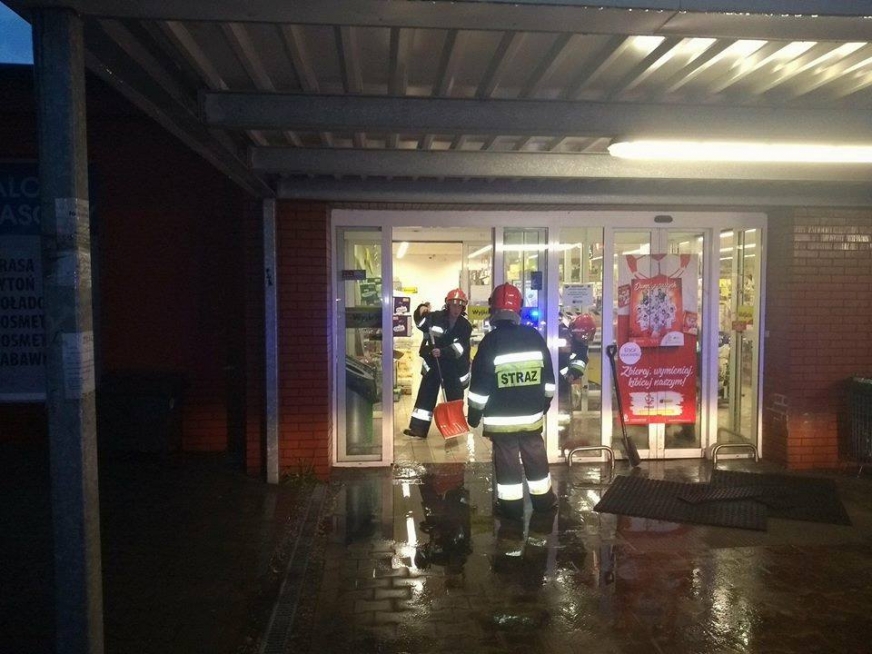 W Zalewie miejscowi ochotnicy ratowali podtopiony budynek, w którym mieści się market sieci Biedronka. To nie pierwszy raz, gdy wdarła się tutaj woda.