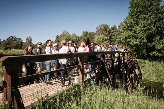 Uczestnicy wycieczek na moście na Drwęcy w Raczku.