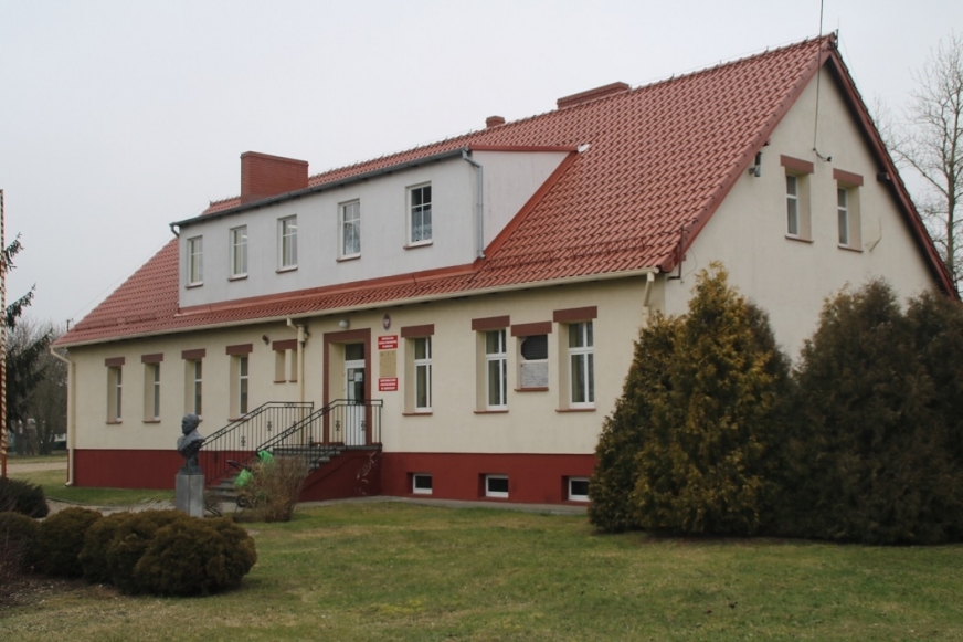 Budynek dawnej szkoły w Ławicach siedzibą Klubu Integracji Społecznej.