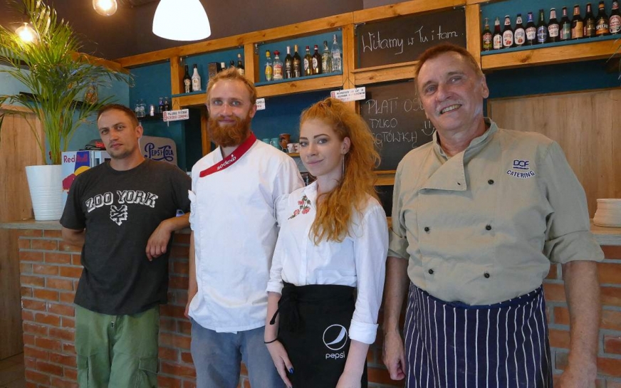 Kulinarny klan Sadowskich, od lewej: Krzysztof, Karol, Zbigniew. Na zdjęciu także kelnerka Julia.