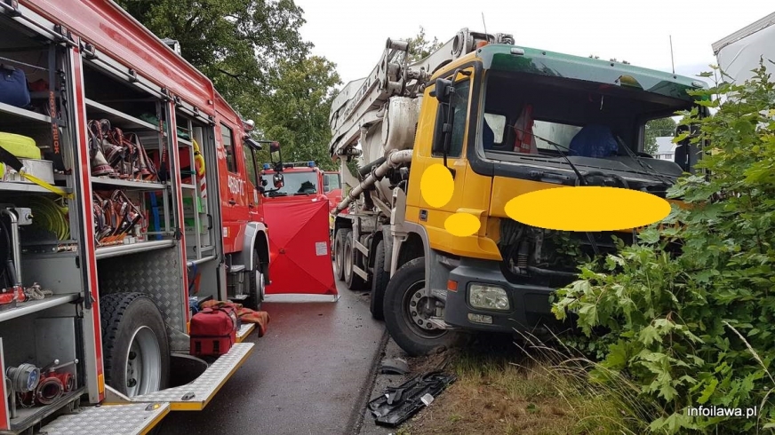 Miejsce tragicznego wypadku w Bałoszycach. Mężczyzna kierujący busem zmarł w szpitalu w Grudziądzu, gdzie przetransportował go śmigłowiec LPR.
