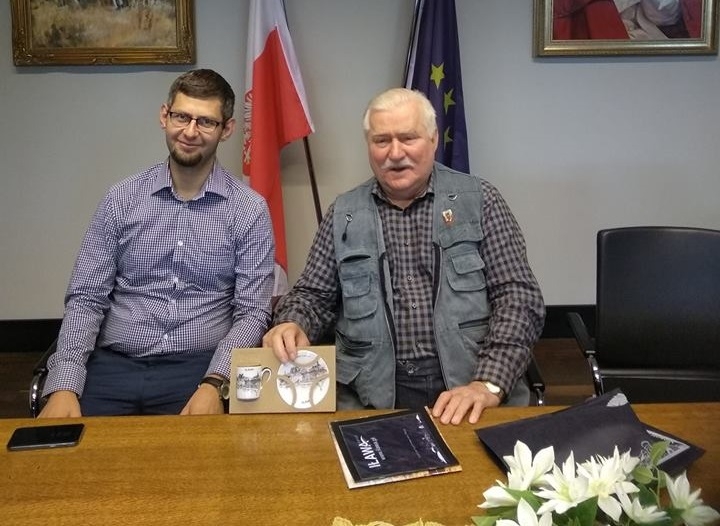 Były Prezydent RP Lech Wałęsa odebrał iławskie upominki z rąk Kacpra Biskupa, reprezentującego Europejskie Centrum Solidarności w Gdańsku.