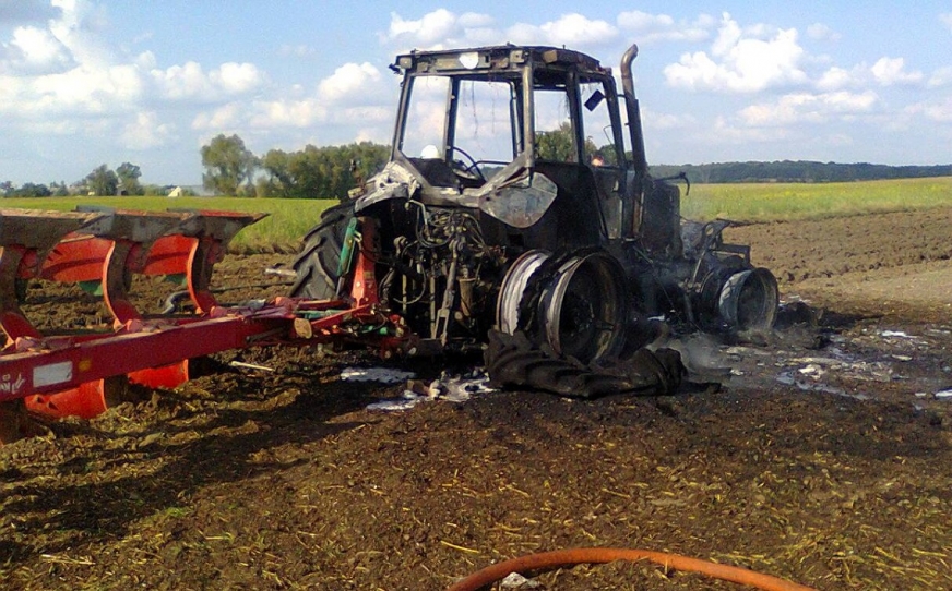 Interwencja z 6 września. Na polu w gminie Kisielice w płomieniach stanął ciągnik rolniczy.