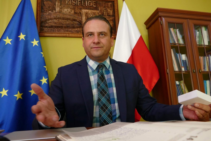 Burmistrz Kisielic Rafał Ryszczuk.