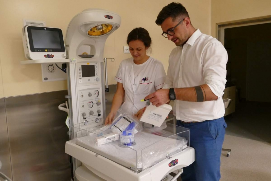Na zdjęciu Anna Różańska (położna oddziałowa) i Tomasz Więcek (rzecznik szpitala) oraz jedno z dwóch stanowisk do resuscytacji noworodków, przekazanych iławskiemu szpitalowi przez fundację WOŚP.