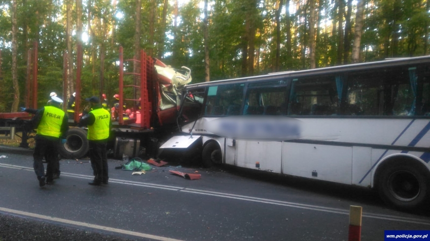 Na miejscu tego tragicznego wypadku zginął kierowca autobusu i opiekunka dzieci.