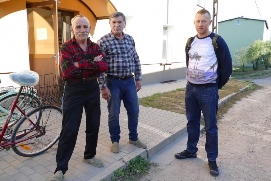 Od lewej: panowie Adam, Zbigniew i Piotr, mieszkańcy ulicy Jagiełły w Iławie, solidarnie sprzeciwiają się, by w ich sąsiedztwie stanęły miejskie kontenery socjalne.