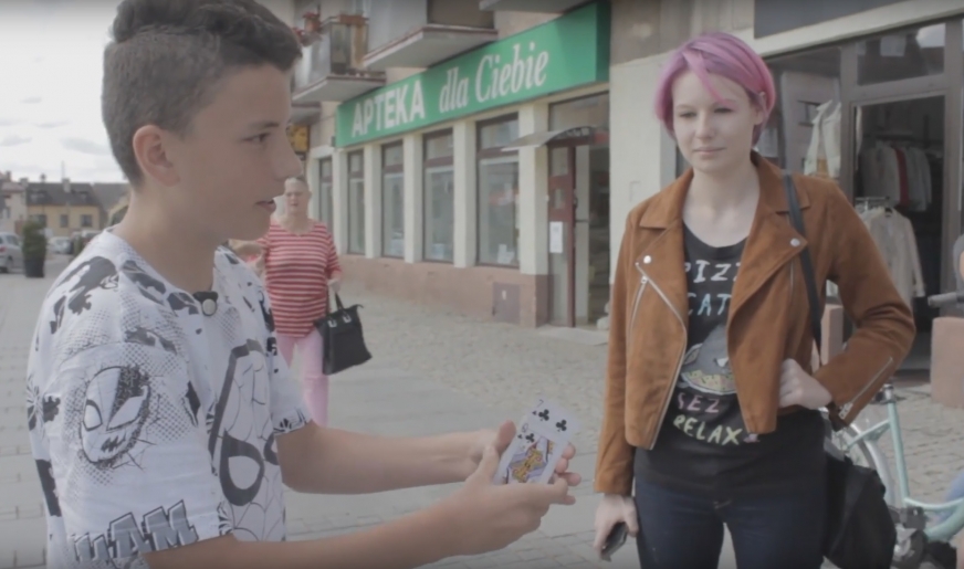 Młody magik z Lubawy oczarowuje znaną youtuberkę Weronikę Truszczyńską, która też pochodzi z jego rodzinnego miasta.
