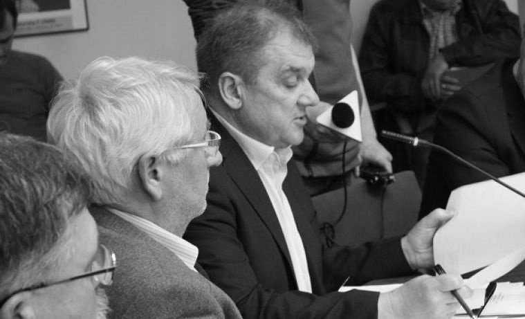 Andrzej Kolasiński (przy mikrofonie) podczas sesji Rady Miejskiej w Iławie w 2015 roku.