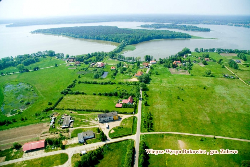 Widok na Wieprz i wyspę Bukowiec w gminie Zalewo.