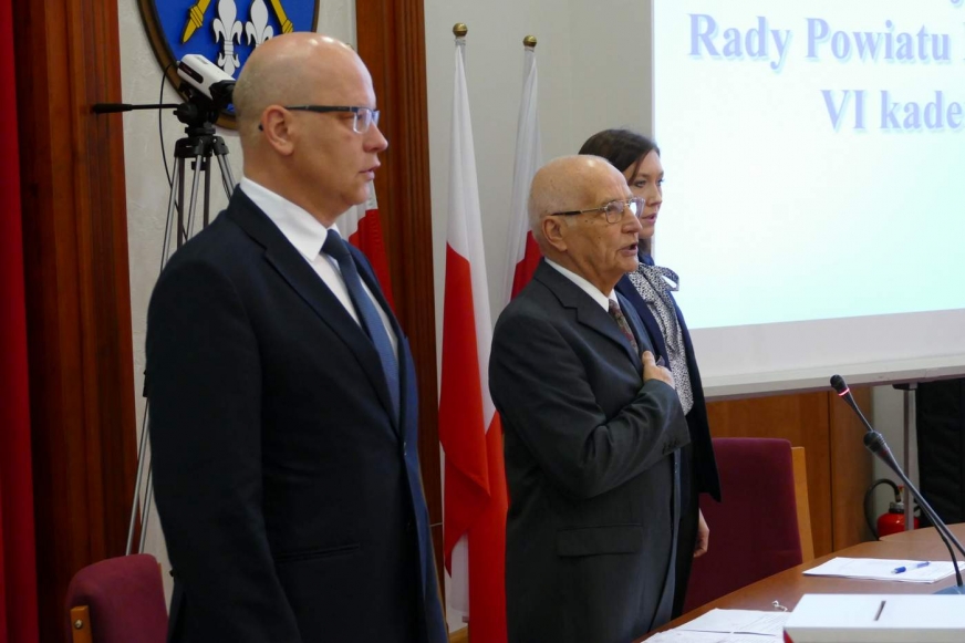 Na zdjęciu w środku jest radny senior Kazimierz Parowicz, który zgodnie z przyjętym obyczajem prowadził pierwszą część dzisiejszego posiedzenia- do wyboru stałego przewodniczącego.