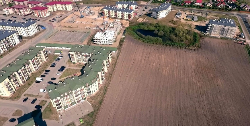 Widok na osiedle Piastowskie z lotu ptaka. Tutaj w przyszłości ma powstać nowy miejski obiekt oświatowy- szkoła podstawowa i przedszkole.