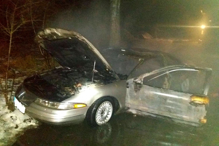 Pożar w Redakach (gmina Susz). Doszczętnie spłonęło auto osobowe o wartości aż 70 tysięcy złotych.