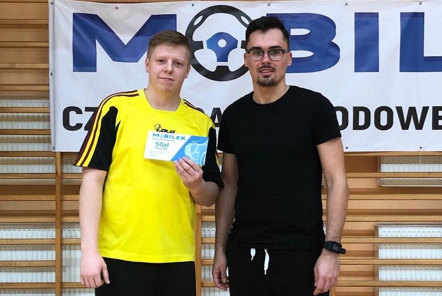 Z miłych akcentów: nagrodę dla najlepszego zawodnika 9. i 10. kolejki SLF odebrał z rąk Kamila Jędrzejewskiego- pracownika CSiR w Suszu, Sebastian Woźniak z zespołu Futsal Prabuty.