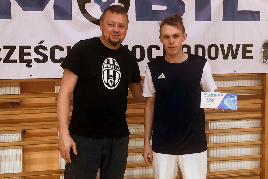 Radosław Mazurowski z Moto Trans odebrał nagrodę z rąk Cezarego Orackiego z Urzędu Miejskiego w Suszu.