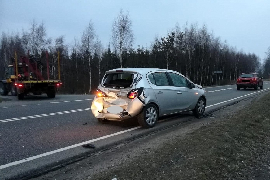 Stłuczka z udziałem trzech pojazdów na DK 16 w gminie Iława.
