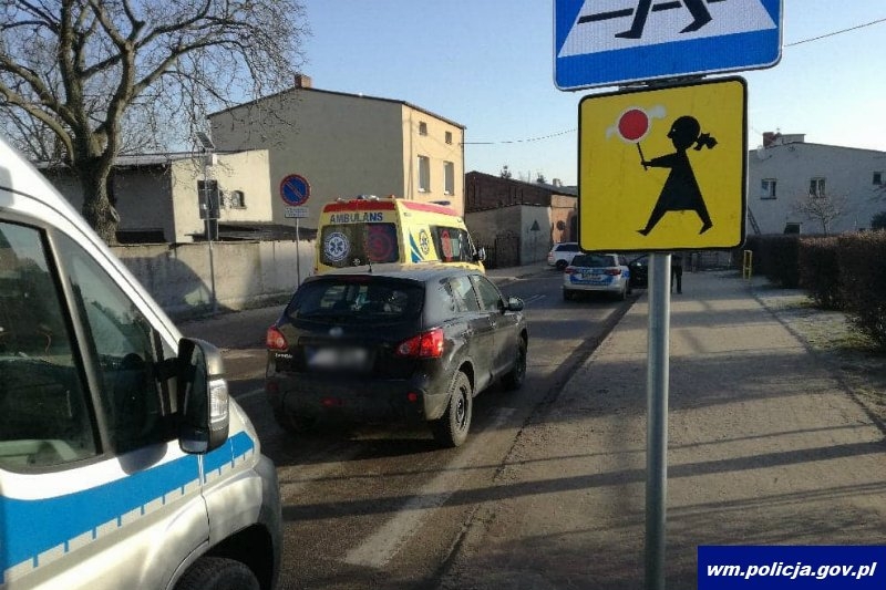 Miejsce zdarzenia drogowego w Lubawie. Radiowóz i samochód, który potrącił 10-latka w Lubawie, stojące przy przejściu dla pieszych.