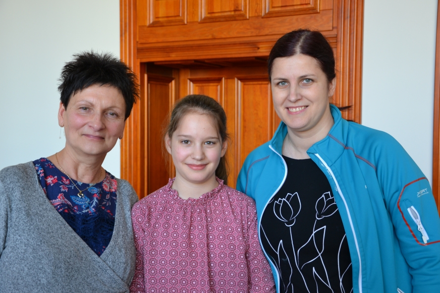 Zwyciężczyni konkursu Amelia Glinka ze Szkoły Podstawowej w Wikielcu z mamą  i nauczycielką Danutą Szulc (z lewej strony).