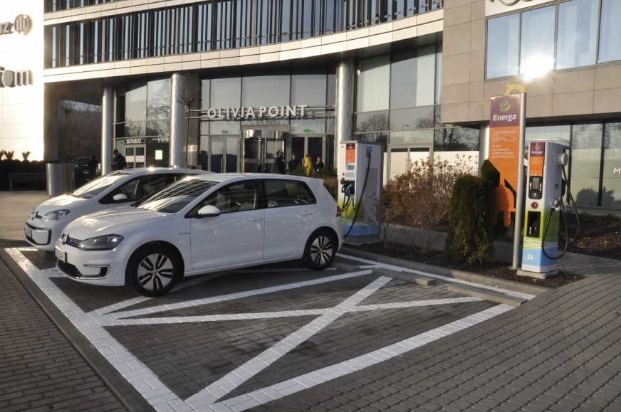 Na zdjęciu punkt ładowania pojazdów elektrycznych Grupy Energa przy biurowcu Olivia Point, znajdującym się na ulicy Grunwaldzkiej w Gdańsku.