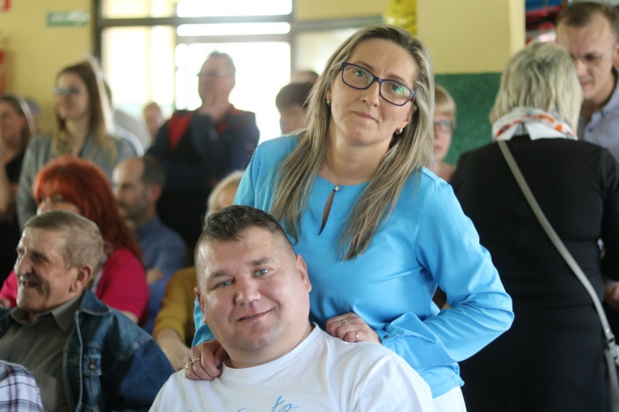 Marcin Mendrzycki z Ząbrowa, na zdjęciu wraz z żoną Kamilą. Mężczyzna, który po bardzo poważnym wypadku samochodowym do dzisiaj porusza się na wózku i potrzebuje kosztownej rehabilitacji, jest jedną z osób, na rzecz których dzisiaj zbierano pieniądze.