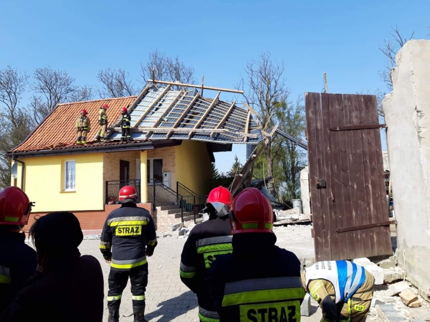 W Mazankach (gmina Zalewo) zerwany dach z garażu uderzył w budynek mieszkalny.