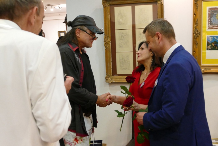 Piotr Lulkowski odbiera gratulacje i życzenia powodzenia od dyrektor Gminnego Ośrodka Kultury w Lasecznie Grażyny Piękos.