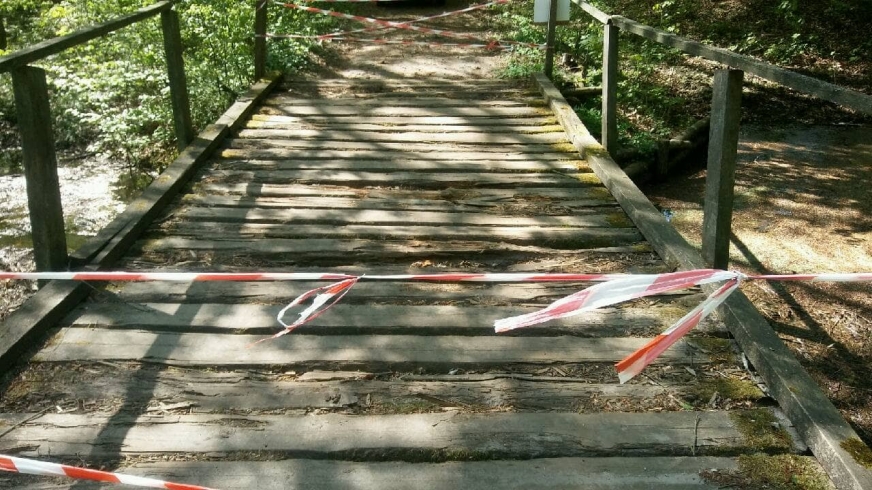 Leśnicy apelują i proszą: nie ryzykujcie! Most w każdej chwili może ulec dalszym uszkodzeniom.