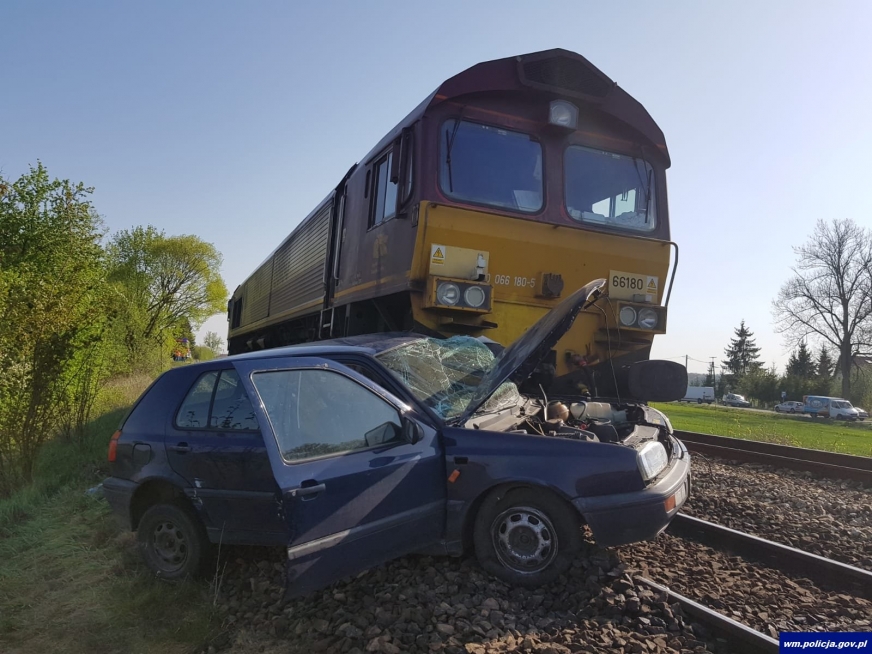 By uniknąć takich widoków... Wypadek, do jakiego doszło na niestrzeżonym przejeździe kolejowym w powiecie bartoszyckim 29 kwietnia. Zdjęcie ilustracyjne.