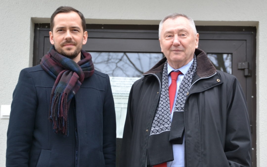 Koordynatorem projektu jest Michał Młotek (z lewej strony), na zdjęciu z Walerianem Polakiem, dyrektorem Powiatowego Urzędu Pracy w Iławie.