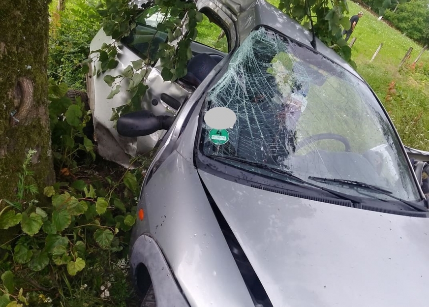 Ford ka, którym jechał 49-latek, został w znacznym stopniu uszkodzony w wyniku uderzenia pojazdu w drzewo.