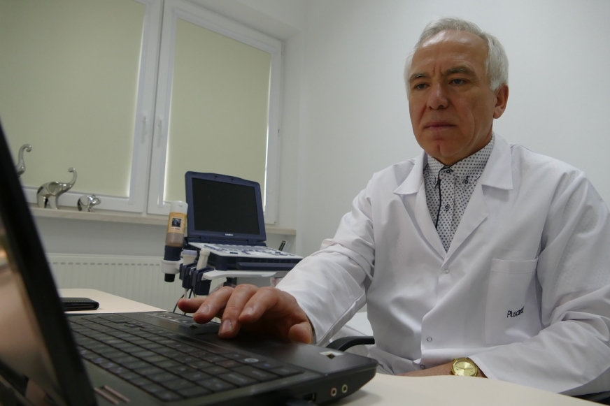 Na zdjęciu lek. med. Jacek Furgalski, internista. W nowej praktyce przyjmuje też pulmonolog.