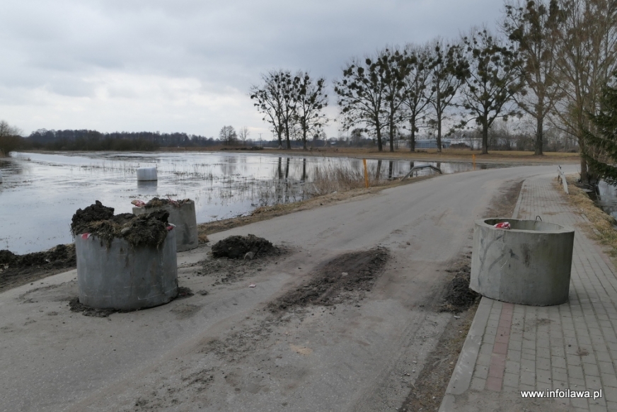 Droga Nowa Wieś-Kamień Duży w gminie Iława. Na przełomie 2017 i 2018 roku, wskutek intensywnych opadów deszczu, znalazła się pod wodą.