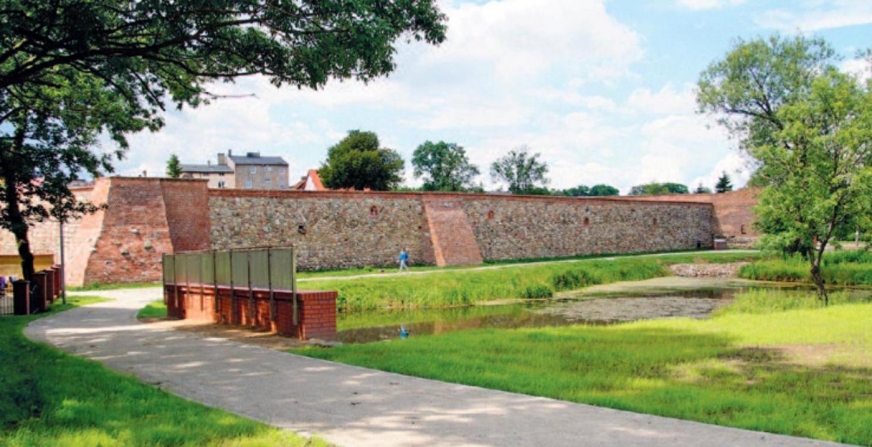 Ścieżka przy murach zamku Biskupów Chełmińskich w Lubawie. Kontynuacja traktu po stronie zachodniej to inwestycja 