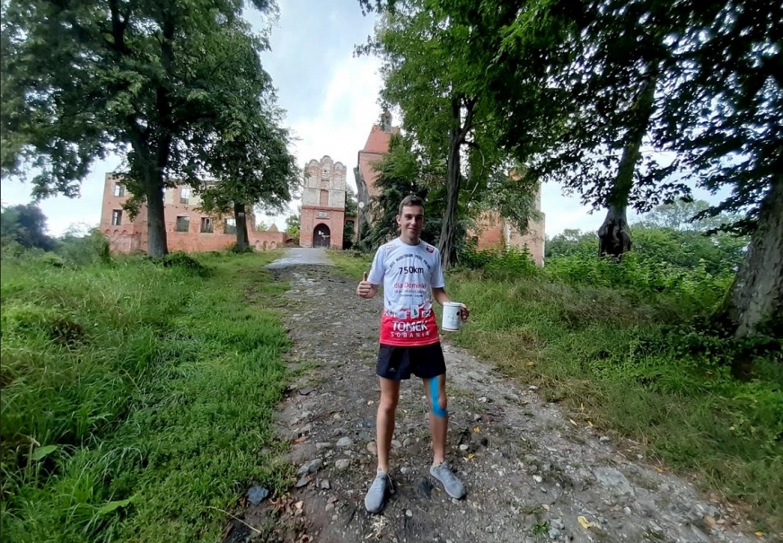 20-latek na trasie 18 maratonów w szczytnym celu. Dzisiaj wyruszył z Szymbarka, a gościła go, dość spontanicznie, rodzina z Iławy.