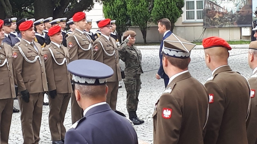 Szer. Sabina Yedigaryan odbiera wyróżnienie od Ministra Obrony Narodowej Mariusza Błaszczaka.