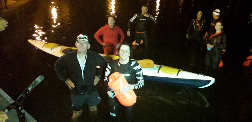 Agata Wacławska-Matyjasik na zdjęciu tuż po ukończeniu zmagań z najdłuższym polskim jeziorem, wraz z ekipą, która wspierała ją na trasie.